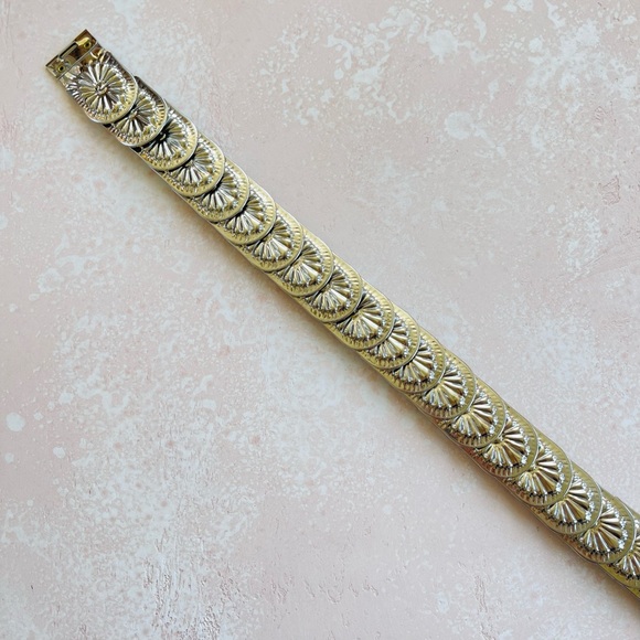 Silver Tone Metal Layered Concho Elastic Stretch Belt - Picture 2 of 5